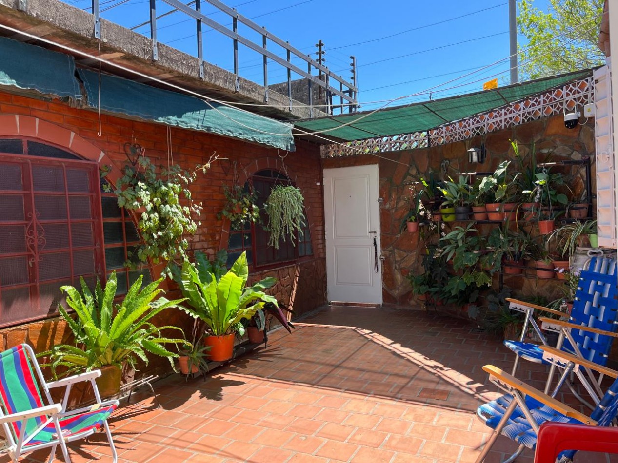 CASA + MONOAMBIENTE AMBOS EN IMPECABLE CONDICIONES !! OPORTUNIDAD DE INVERSION O PRIMERA VIVIENDA !!