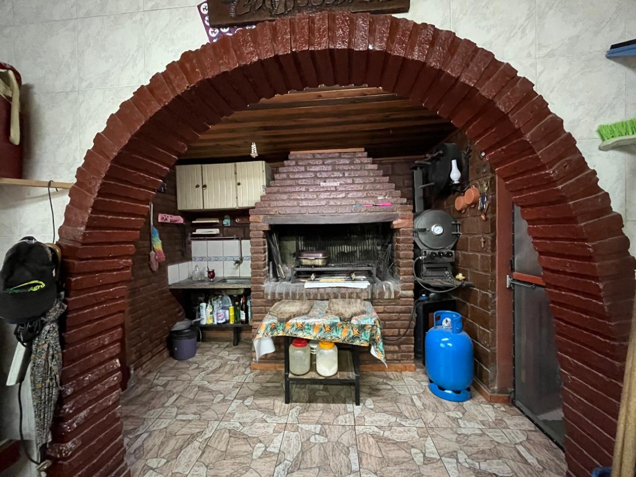 CASA + MONOAMBIENTE AMBOS EN IMPECABLE CONDICIONES !! OPORTUNIDAD DE INVERSION O PRIMERA VIVIENDA !!