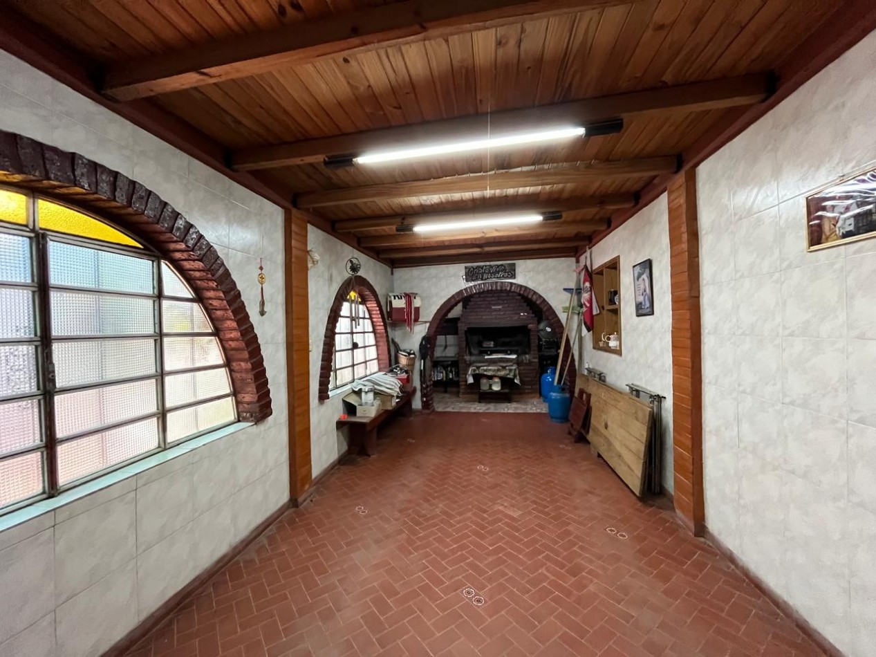 CASA + MONOAMBIENTE AMBOS EN IMPECABLE CONDICIONES !! OPORTUNIDAD DE INVERSION O PRIMERA VIVIENDA !!