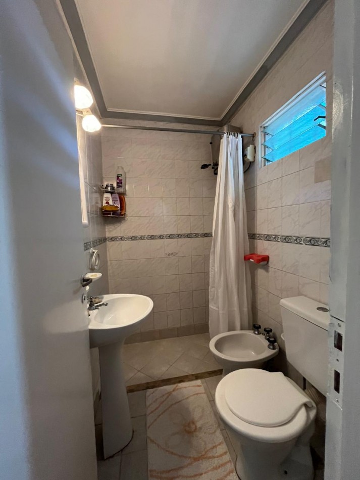 CASA + MONOAMBIENTE AMBOS EN IMPECABLE CONDICIONES !! OPORTUNIDAD DE INVERSION O PRIMERA VIVIENDA !!