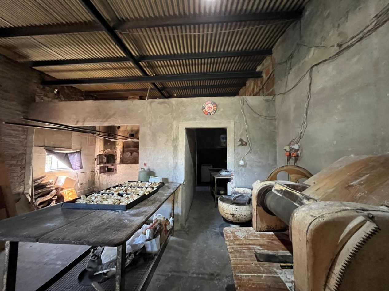 DOS CASAS EN UN MISMO TERRENO, UNA CON PANIFICADORA !! OPORTUNIDAD DE INVERSION O PRIMERA VIVIENDA !! 