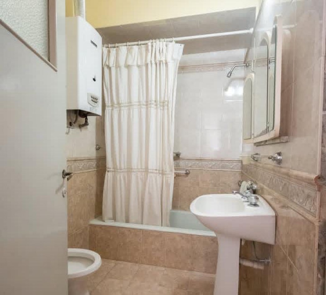 SE VENDE PROPIEDAD EN 4 DE ENERO 1800. EXCELENTE UBICACION.