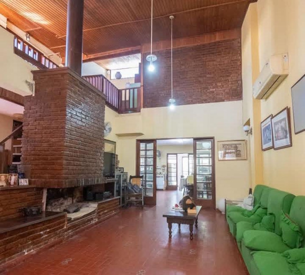 SE VENDE PROPIEDAD EN 4 DE ENERO 1800. EXCELENTE UBICACION.