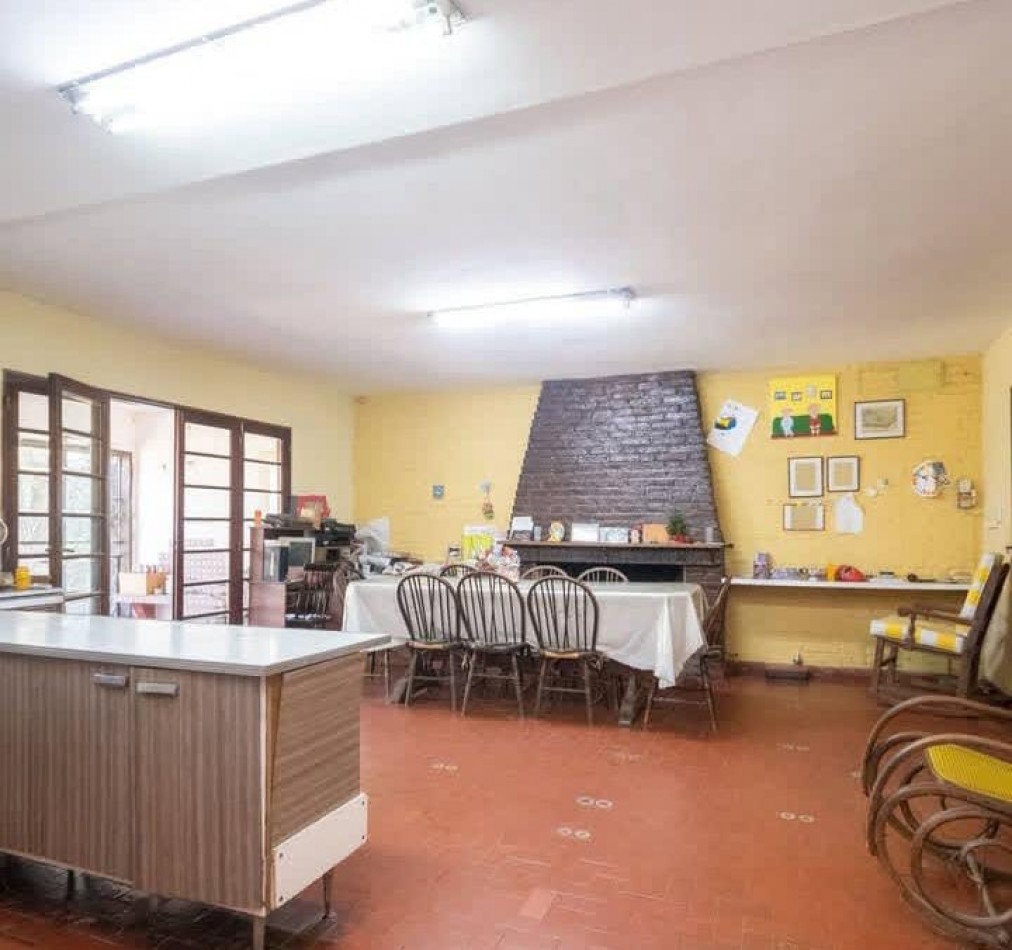 SE VENDE PROPIEDAD EN 4 DE ENERO 1800. EXCELENTE UBICACION.