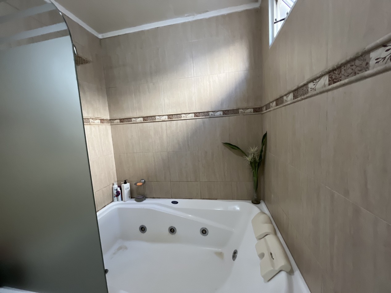 CASA IMPECABLE CON PISCINA Y DE GRAN TAMAÑO ! OPORTUNIDAD ! 