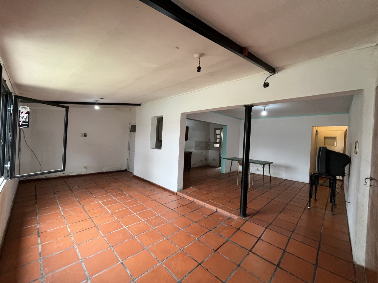 CASA CON PATIO VERDE! OPORTUNIDAD!