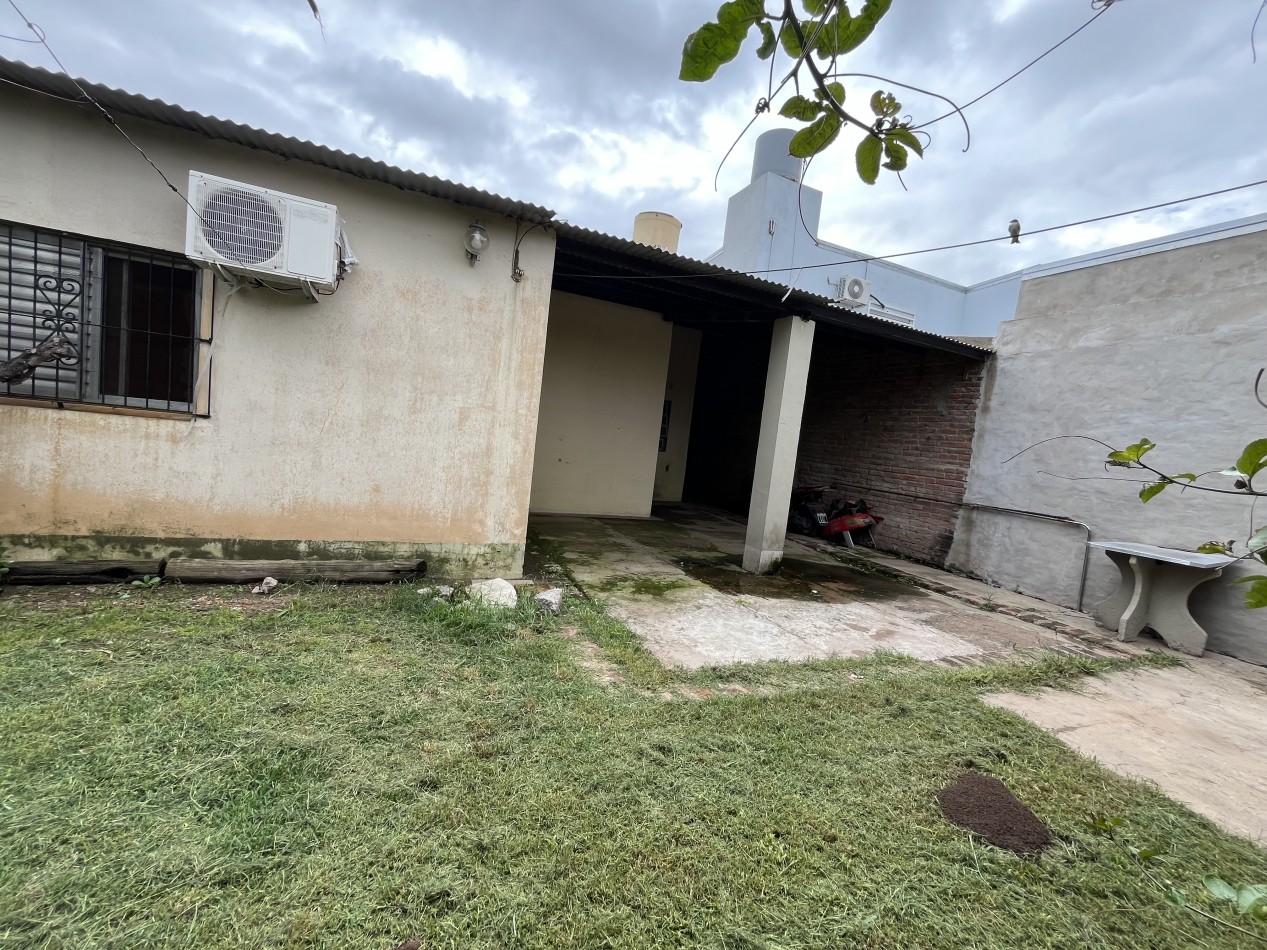 CASA CON PATIO VERDE! OPORTUNIDAD!