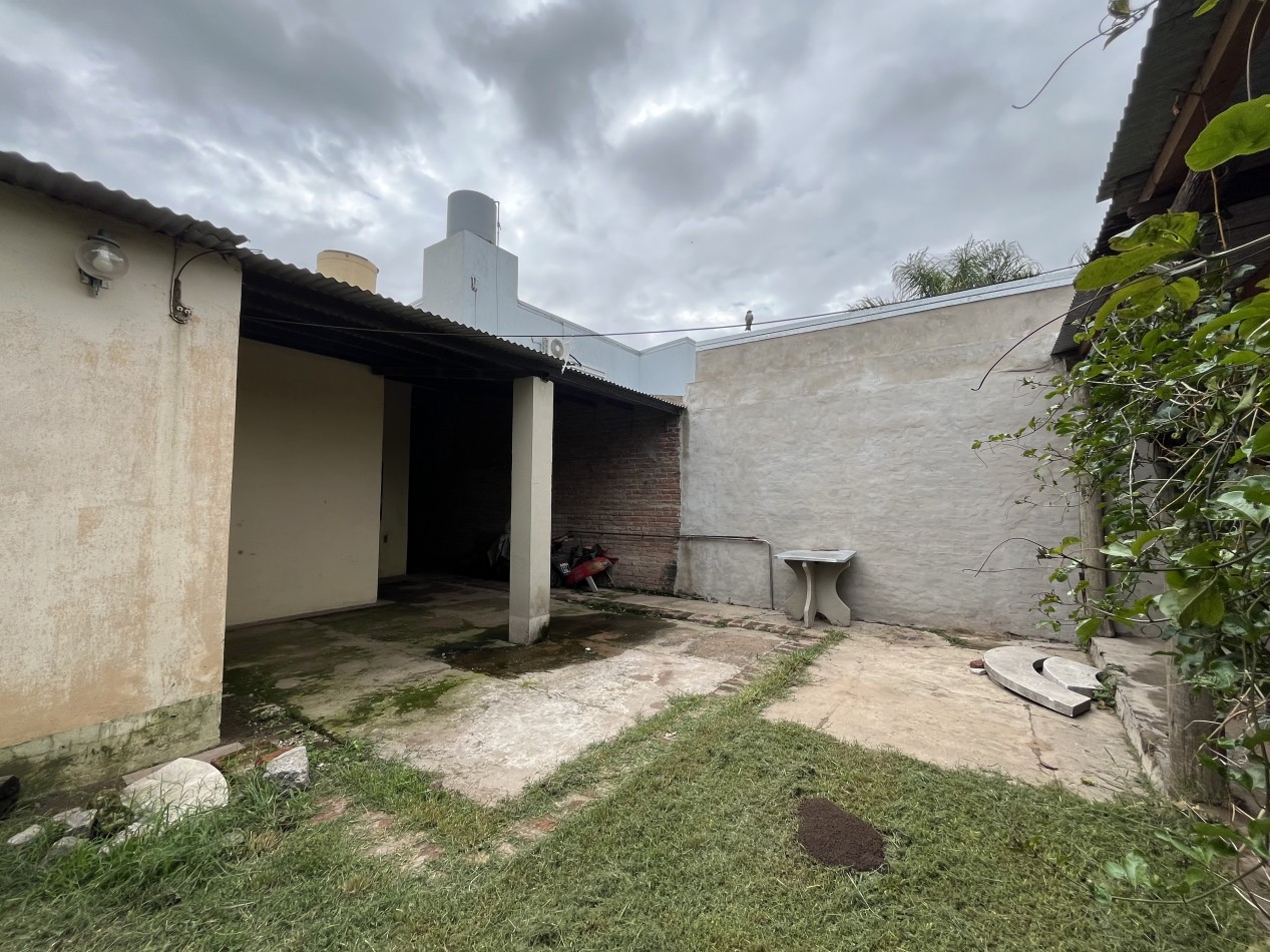 CASA CON PATIO VERDE! OPORTUNIDAD!