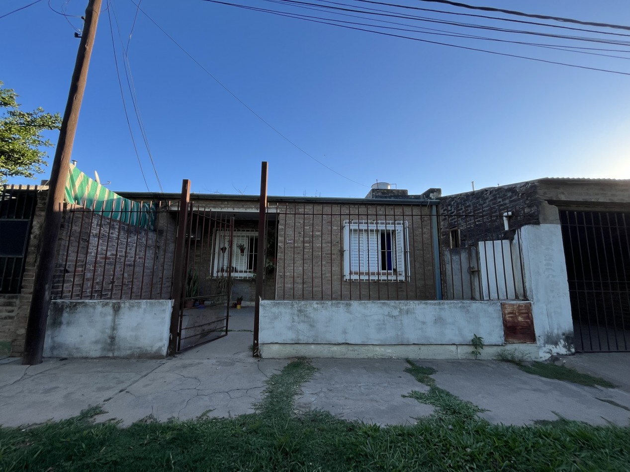 CASA CON GRAN PATIO VERDE ! IMPERDIBLE