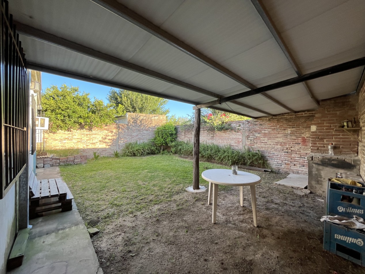 CASA CON GRAN PATIO VERDE ! IMPERDIBLE