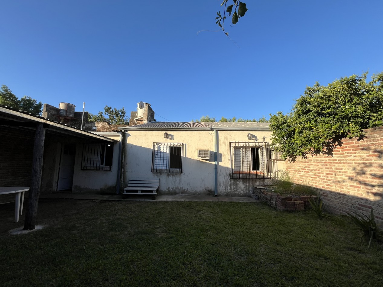 CASA CON GRAN PATIO VERDE ! IMPERDIBLE