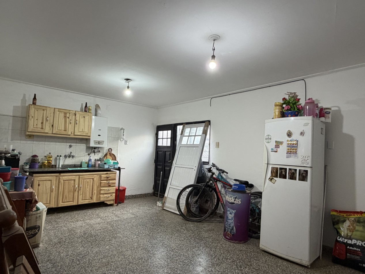 CASA CON COCHERA SOBRE CALLE PRINCIPAL 