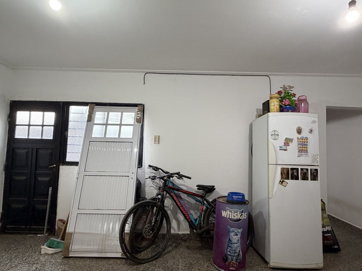 CASA CON COCHERA SOBRE CALLE PRINCIPAL 