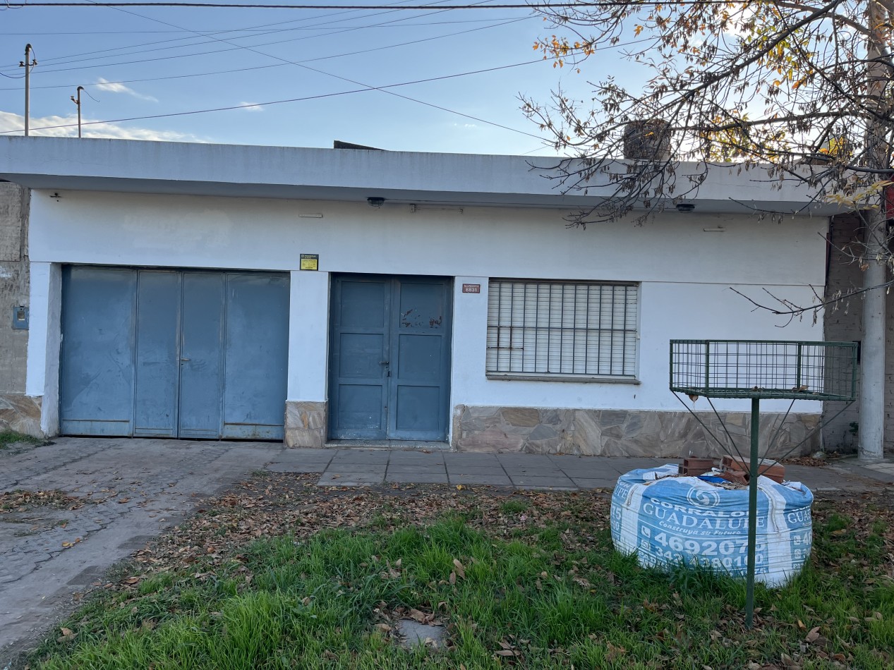 CASA CON COCHERA SOBRE CALLE PRINCIPAL 