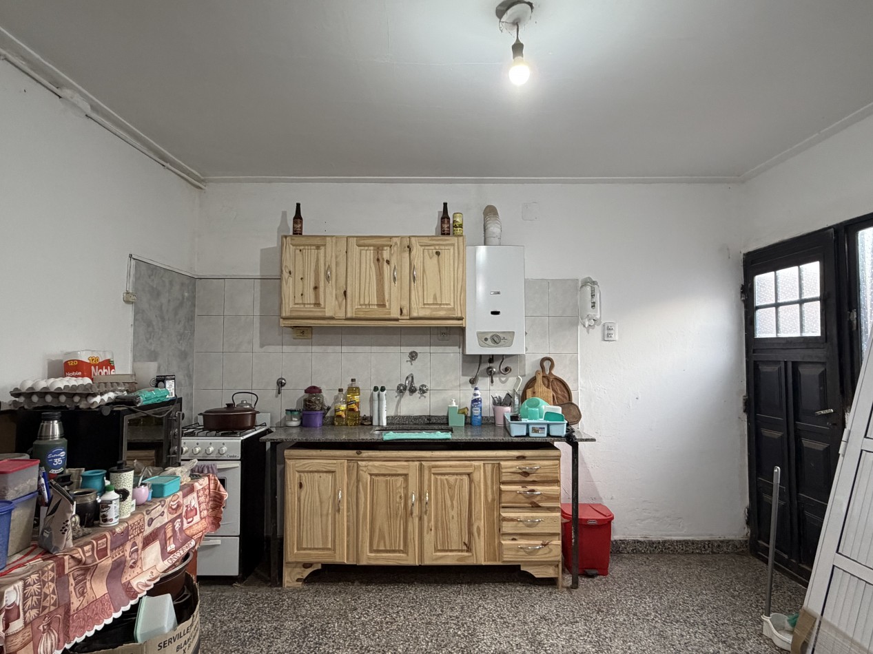 CASA CON COCHERA SOBRE CALLE PRINCIPAL 