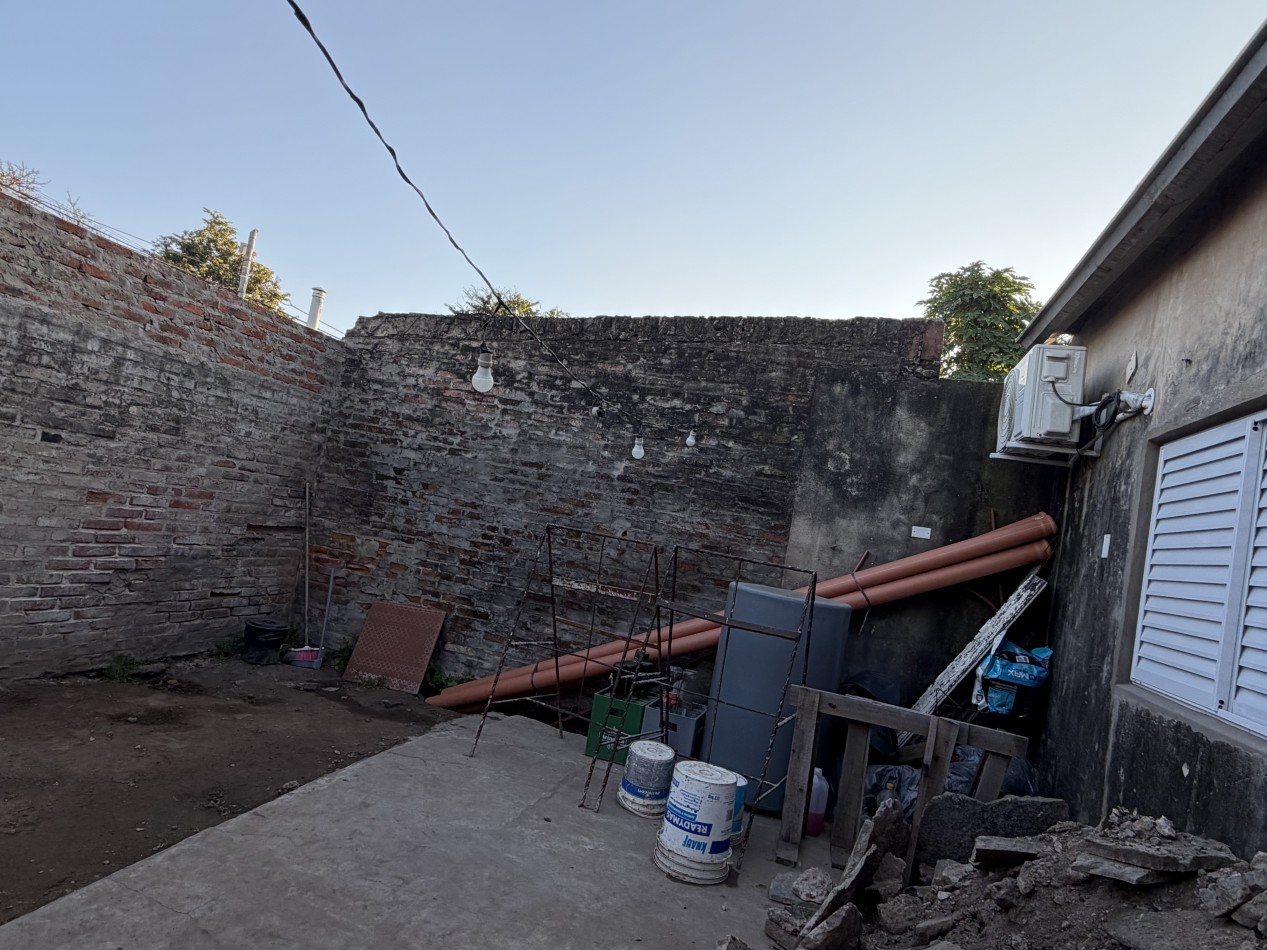 CASA CON COCHERA SOBRE CALLE PRINCIPAL 