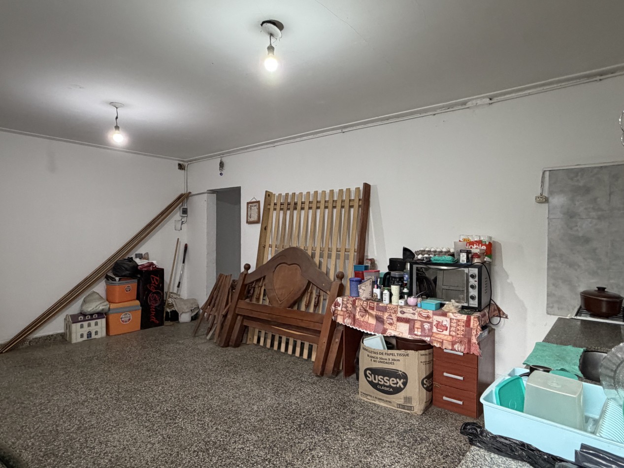 CASA CON COCHERA SOBRE CALLE PRINCIPAL 