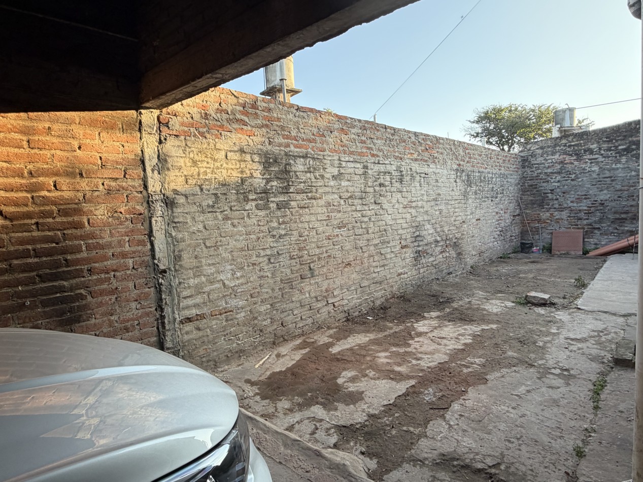 CASA CON COCHERA SOBRE CALLE PRINCIPAL 