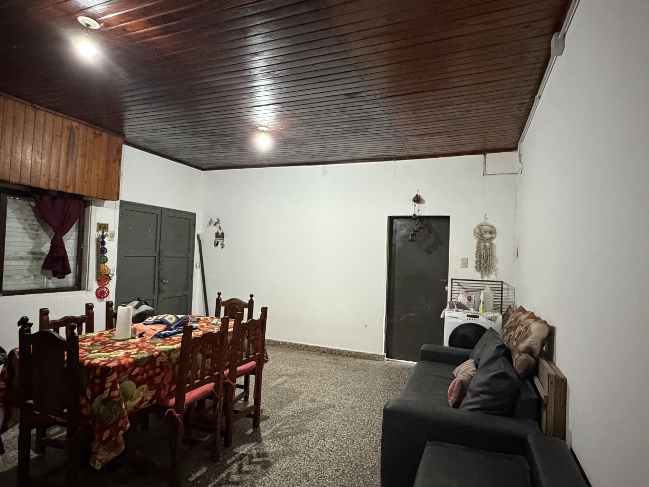 CASA CON COCHERA SOBRE CALLE PRINCIPAL 
