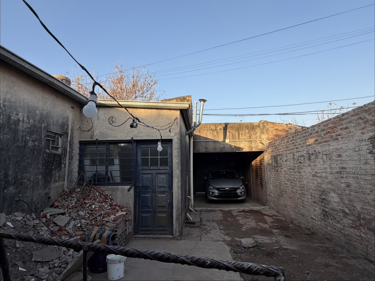 CASA CON COCHERA SOBRE CALLE PRINCIPAL 