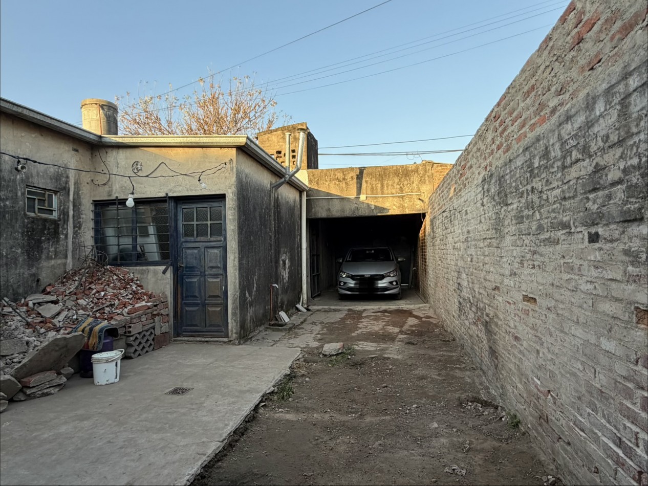 CASA CON COCHERA SOBRE CALLE PRINCIPAL 