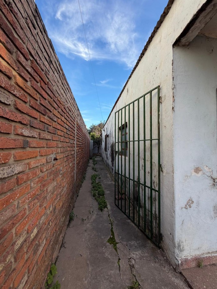 CASA A PASITOS DE IMPORTANTE AVDA ! EXCELENTE UBICACION ! ATENCION INVERSIONISTAS ! OPORTUNIDAD DE PRIMERA VIVIENDA !