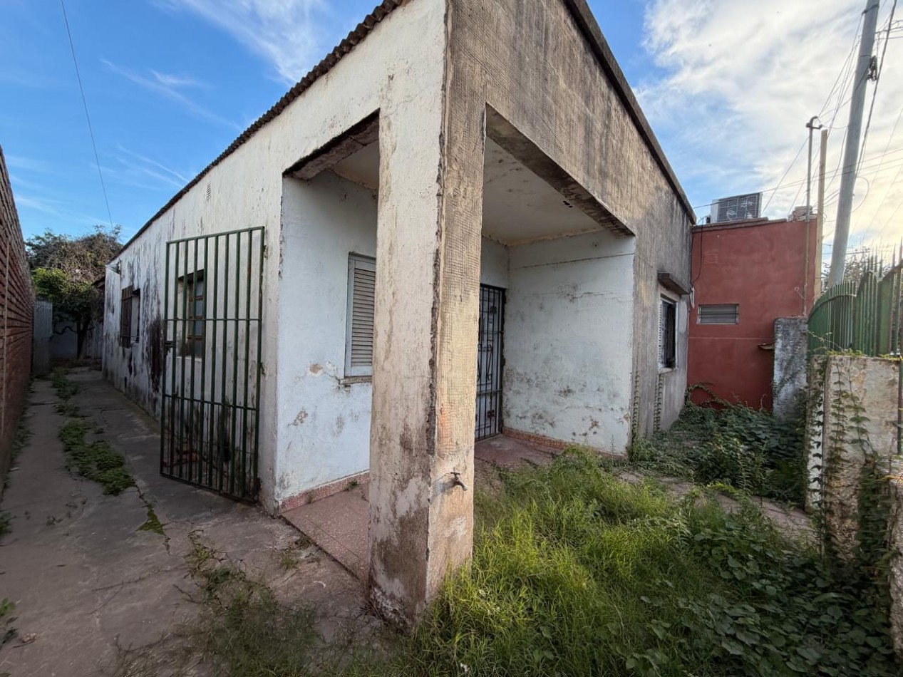 CASA A PASITOS DE IMPORTANTE AVDA ! EXCELENTE UBICACION ! ATENCION INVERSIONISTAS ! OPORTUNIDAD DE PRIMERA VIVIENDA !