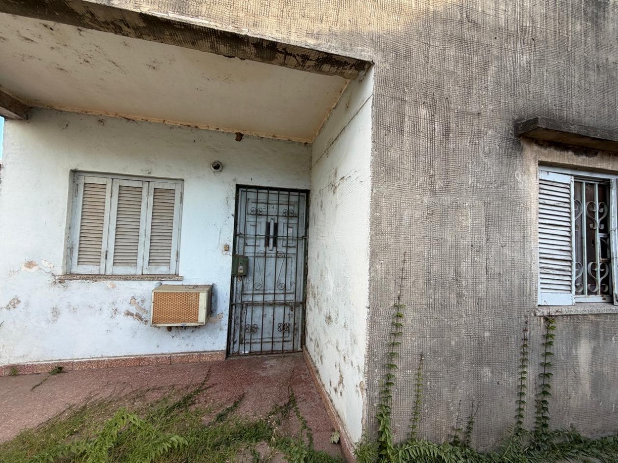 CASA A PASITOS DE IMPORTANTE AVDA ! EXCELENTE UBICACION ! ATENCION INVERSIONISTAS ! OPORTUNIDAD DE PRIMERA VIVIENDA !