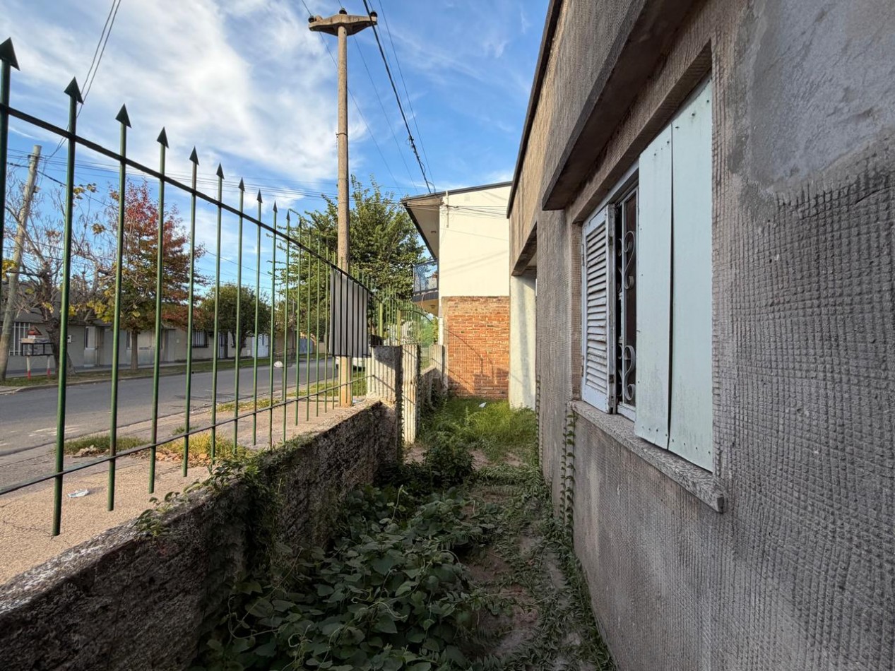CASA A PASITOS DE IMPORTANTE AVDA ! EXCELENTE UBICACION ! ATENCION INVERSIONISTAS ! OPORTUNIDAD DE PRIMERA VIVIENDA !