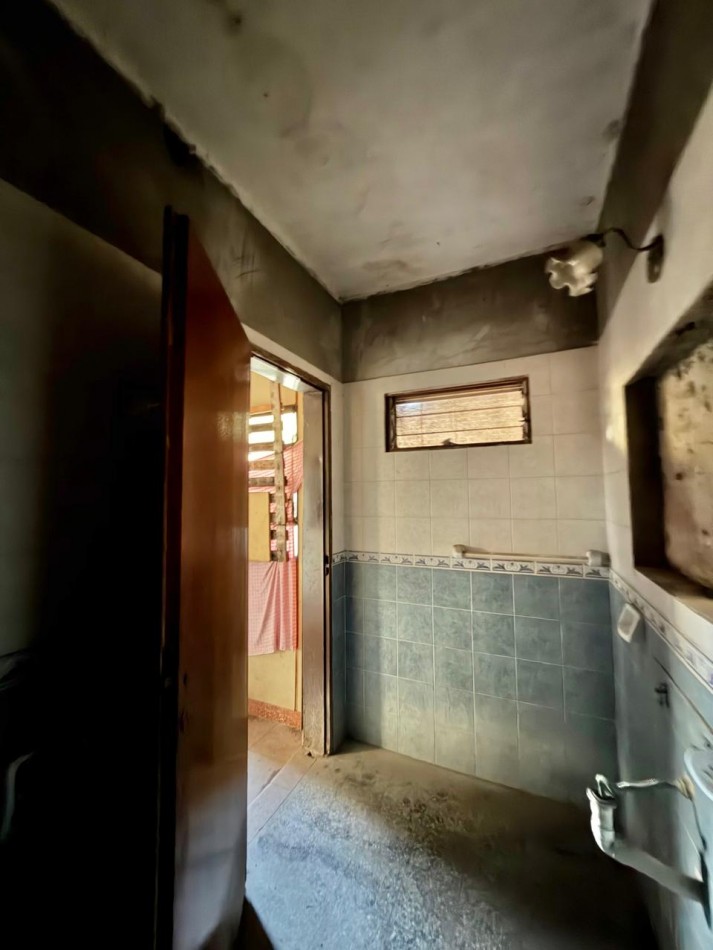 CASA A PASITOS DE IMPORTANTE AVDA ! EXCELENTE UBICACION ! ATENCION INVERSIONISTAS ! OPORTUNIDAD DE PRIMERA VIVIENDA !