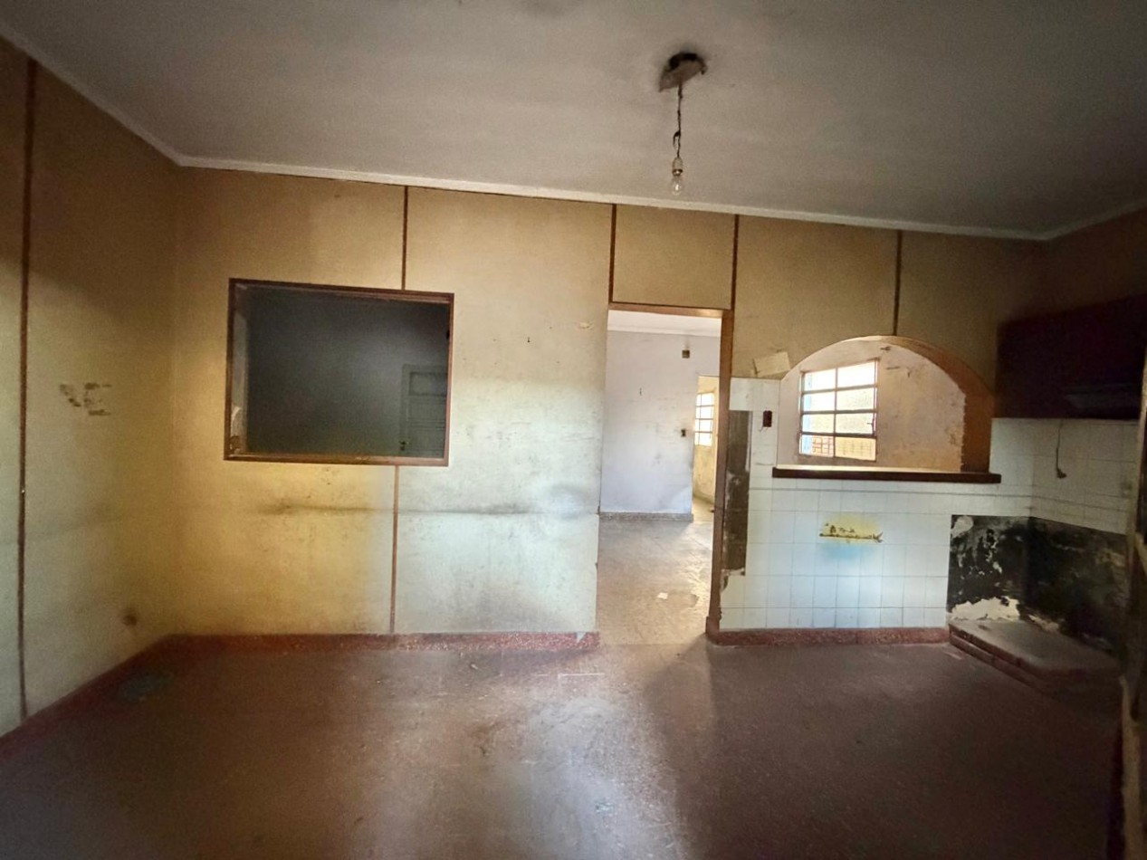 CASA A PASITOS DE IMPORTANTE AVDA ! EXCELENTE UBICACION ! ATENCION INVERSIONISTAS ! OPORTUNIDAD DE PRIMERA VIVIENDA !
