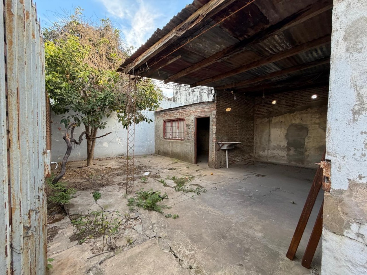 CASA A PASITOS DE IMPORTANTE AVDA ! EXCELENTE UBICACION ! ATENCION INVERSIONISTAS ! OPORTUNIDAD DE PRIMERA VIVIENDA !