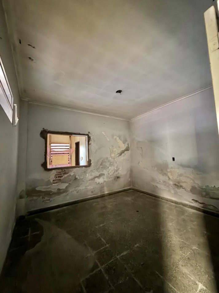CASA A PASITOS DE IMPORTANTE AVDA ! EXCELENTE UBICACION ! ATENCION INVERSIONISTAS ! OPORTUNIDAD DE PRIMERA VIVIENDA !