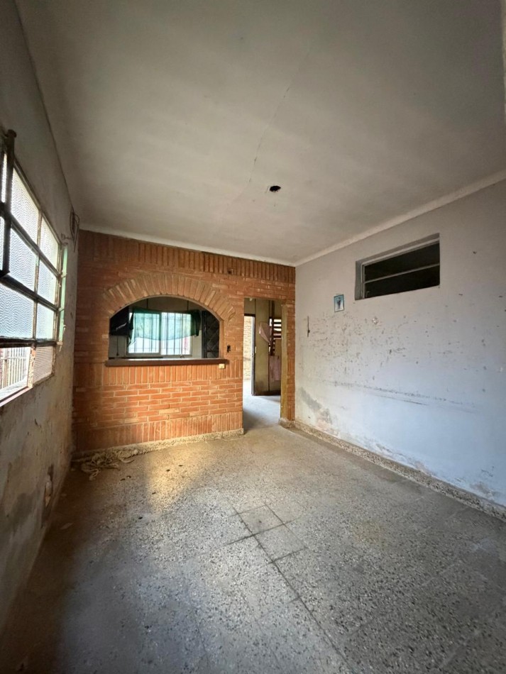CASA A PASITOS DE IMPORTANTE AVDA ! EXCELENTE UBICACION ! ATENCION INVERSIONISTAS ! OPORTUNIDAD DE PRIMERA VIVIENDA !