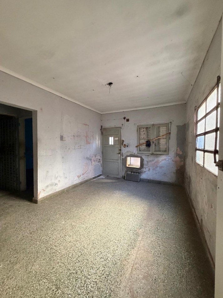 CASA A PASITOS DE IMPORTANTE AVDA ! EXCELENTE UBICACION ! ATENCION INVERSIONISTAS ! OPORTUNIDAD DE PRIMERA VIVIENDA !