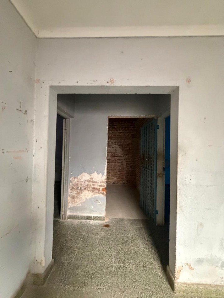 CASA A PASITOS DE IMPORTANTE AVDA ! EXCELENTE UBICACION ! ATENCION INVERSIONISTAS ! OPORTUNIDAD DE PRIMERA VIVIENDA !