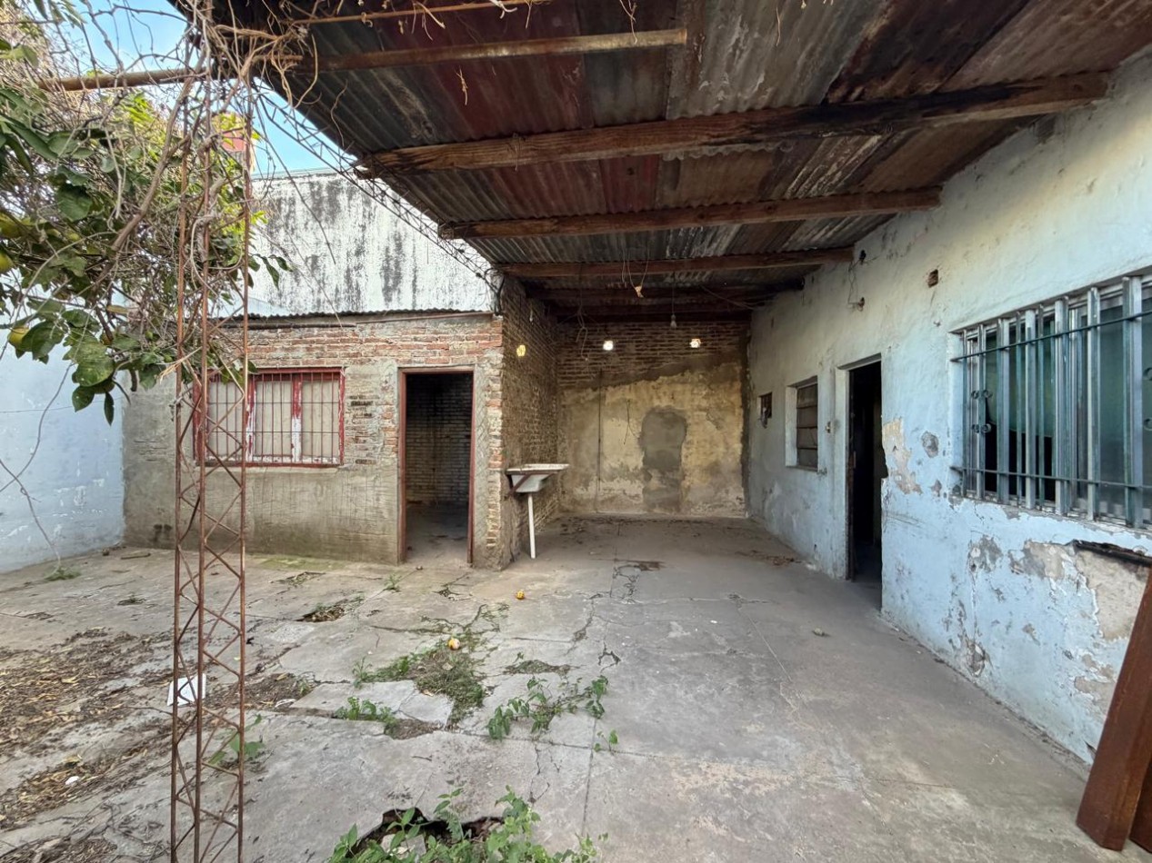 CASA A PASITOS DE IMPORTANTE AVDA ! EXCELENTE UBICACION ! ATENCION INVERSIONISTAS ! OPORTUNIDAD DE PRIMERA VIVIENDA !