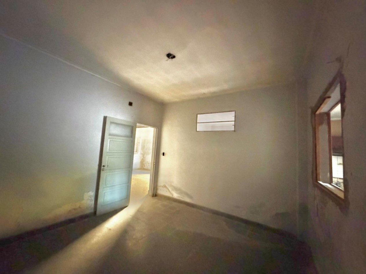 CASA A PASITOS DE IMPORTANTE AVDA ! EXCELENTE UBICACION ! ATENCION INVERSIONISTAS ! OPORTUNIDAD DE PRIMERA VIVIENDA !