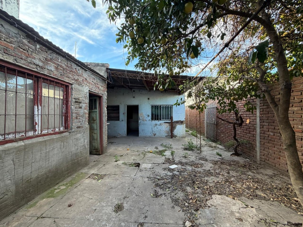 CASA A PASITOS DE IMPORTANTE AVDA ! EXCELENTE UBICACION ! ATENCION INVERSIONISTAS ! OPORTUNIDAD DE PRIMERA VIVIENDA !