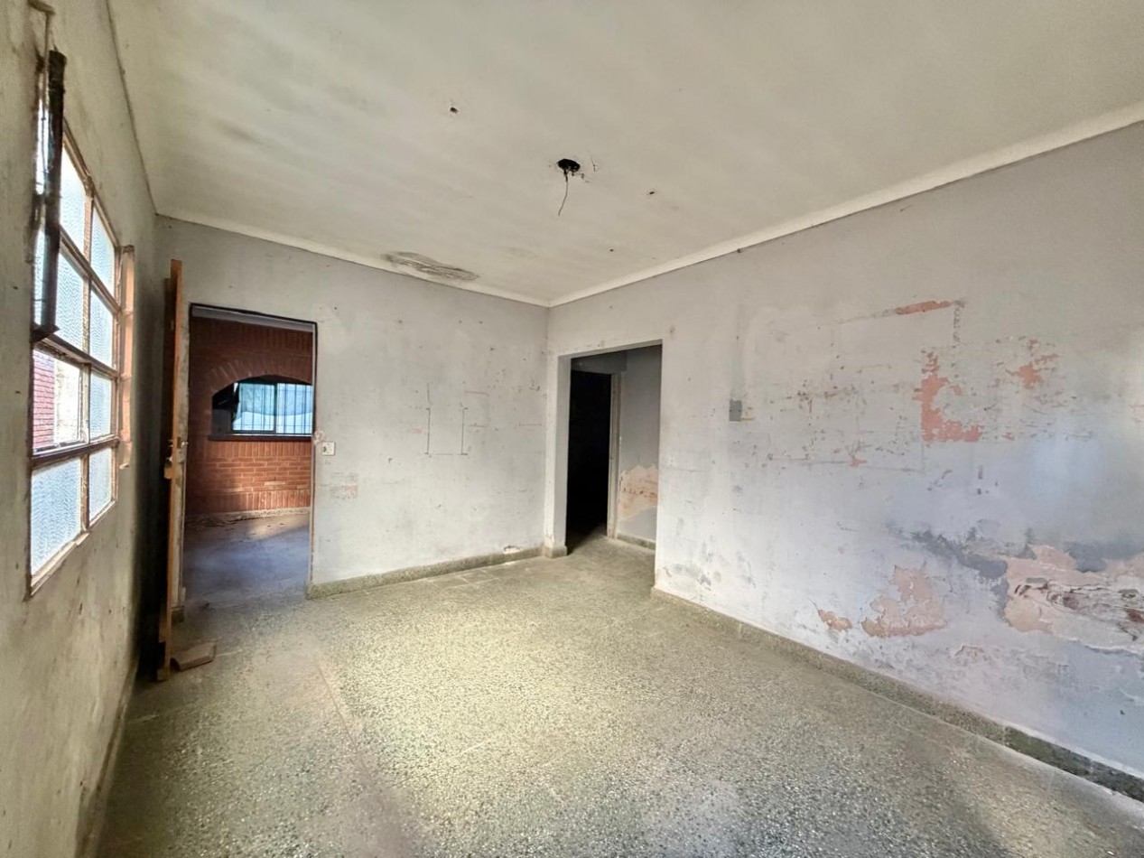 CASA A PASITOS DE IMPORTANTE AVDA ! EXCELENTE UBICACION ! ATENCION INVERSIONISTAS ! OPORTUNIDAD DE PRIMERA VIVIENDA !