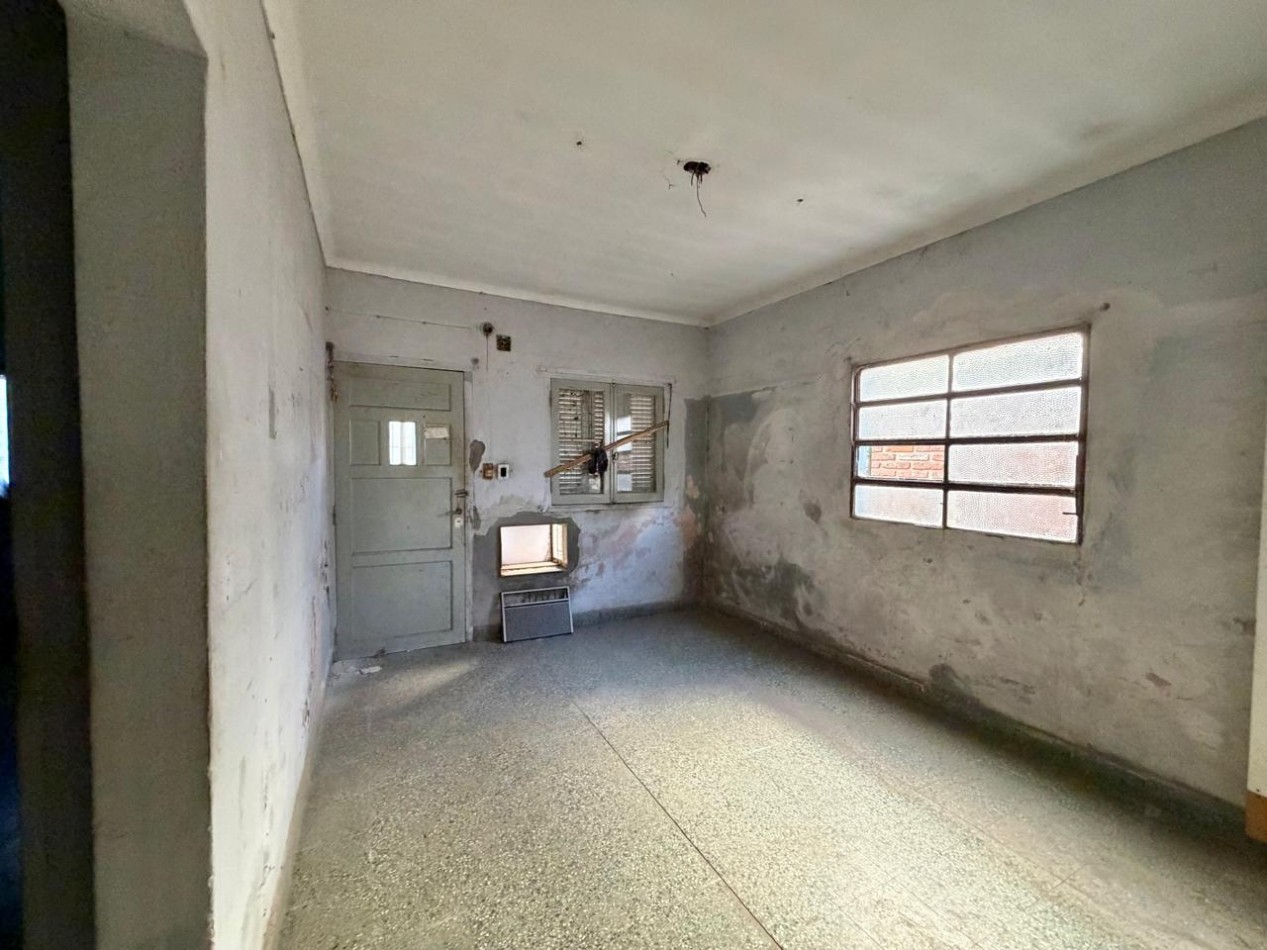 CASA A PASITOS DE IMPORTANTE AVDA ! EXCELENTE UBICACION ! ATENCION INVERSIONISTAS ! OPORTUNIDAD DE PRIMERA VIVIENDA !