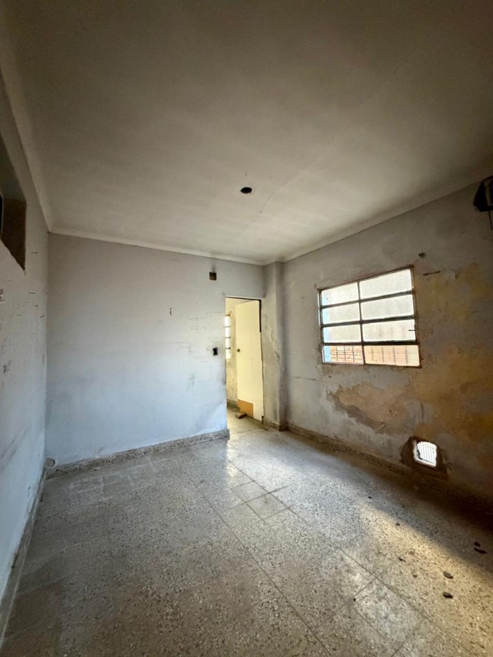 CASA A PASITOS DE IMPORTANTE AVDA ! EXCELENTE UBICACION ! ATENCION INVERSIONISTAS ! OPORTUNIDAD DE PRIMERA VIVIENDA !