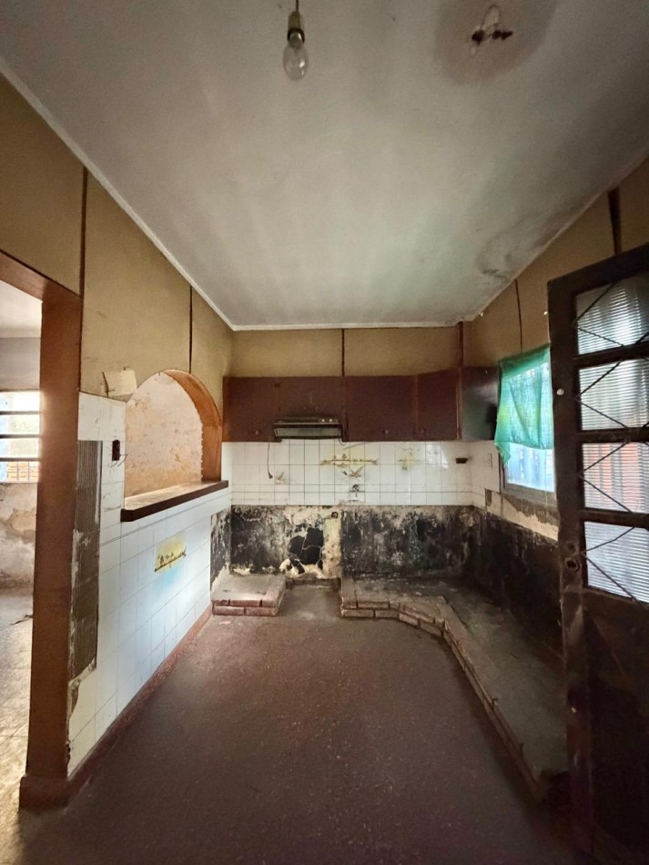 CASA A PASITOS DE IMPORTANTE AVDA ! EXCELENTE UBICACION ! ATENCION INVERSIONISTAS ! OPORTUNIDAD DE PRIMERA VIVIENDA !