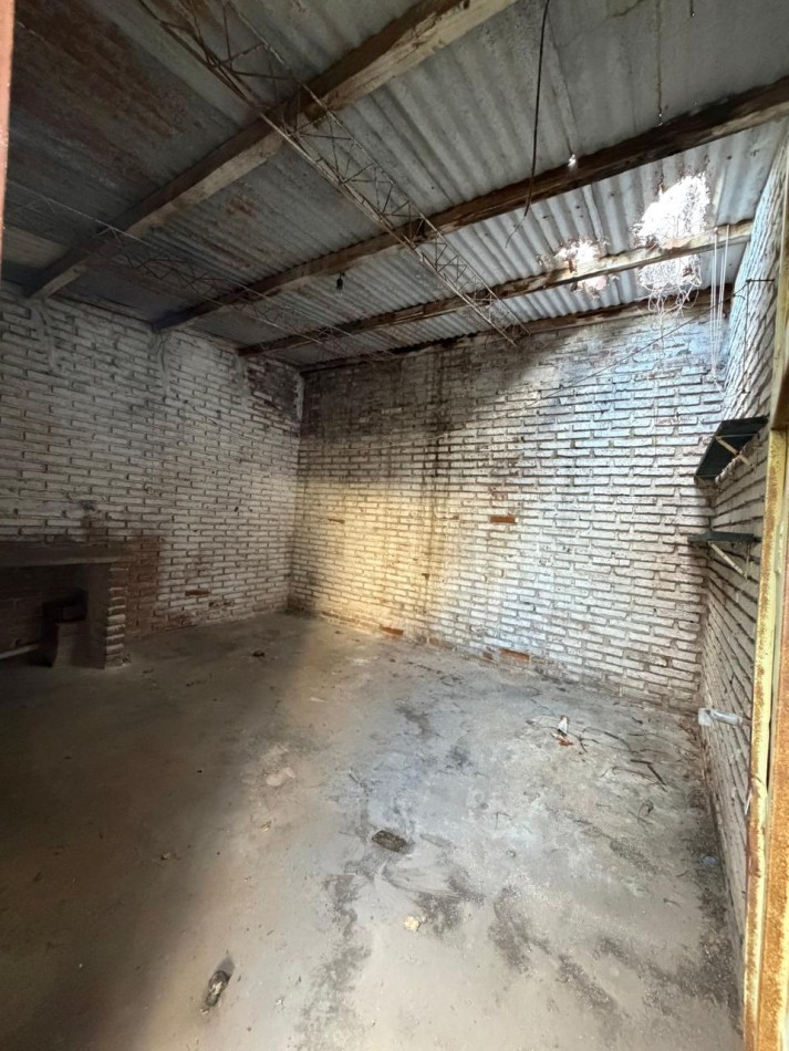 CASA A PASITOS DE IMPORTANTE AVDA ! EXCELENTE UBICACION ! ATENCION INVERSIONISTAS ! OPORTUNIDAD DE PRIMERA VIVIENDA !