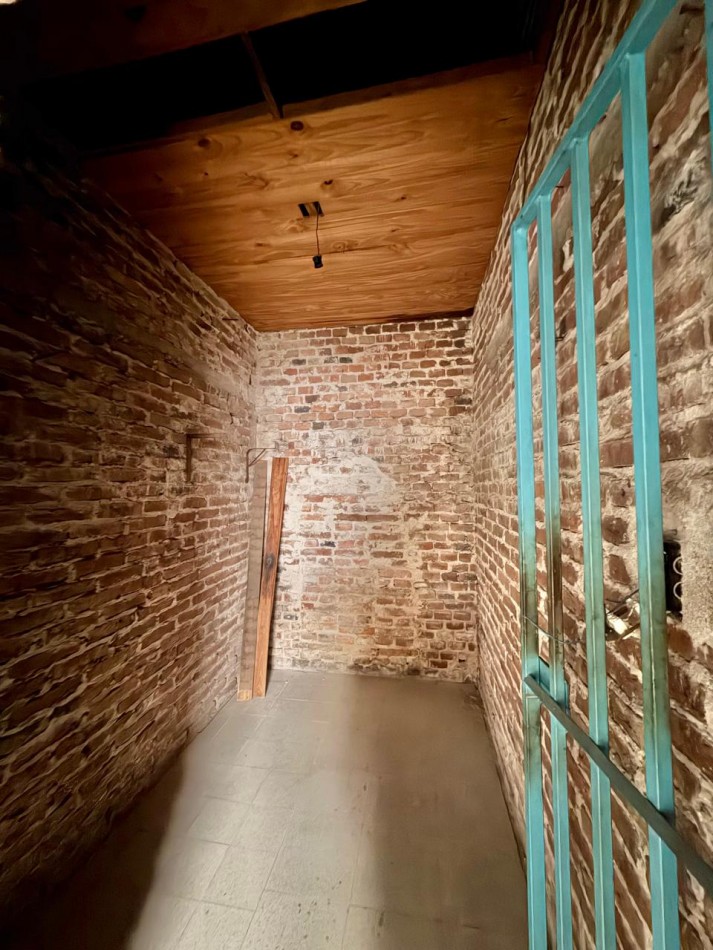 CASA A PASITOS DE IMPORTANTE AVDA ! EXCELENTE UBICACION ! ATENCION INVERSIONISTAS ! OPORTUNIDAD DE PRIMERA VIVIENDA !