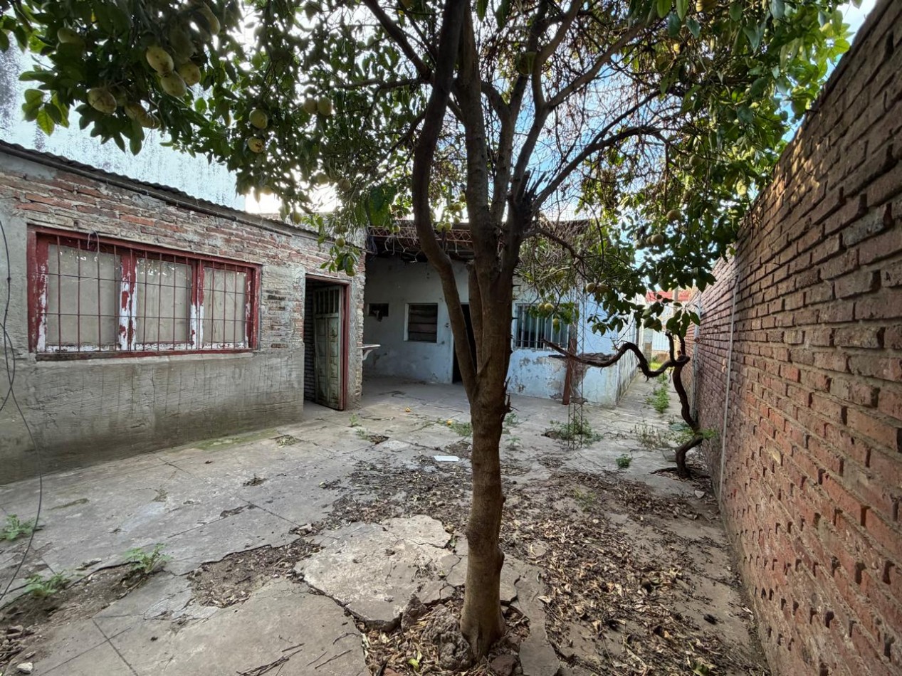CASA A PASITOS DE IMPORTANTE AVDA ! EXCELENTE UBICACION ! ATENCION INVERSIONISTAS ! OPORTUNIDAD DE PRIMERA VIVIENDA !