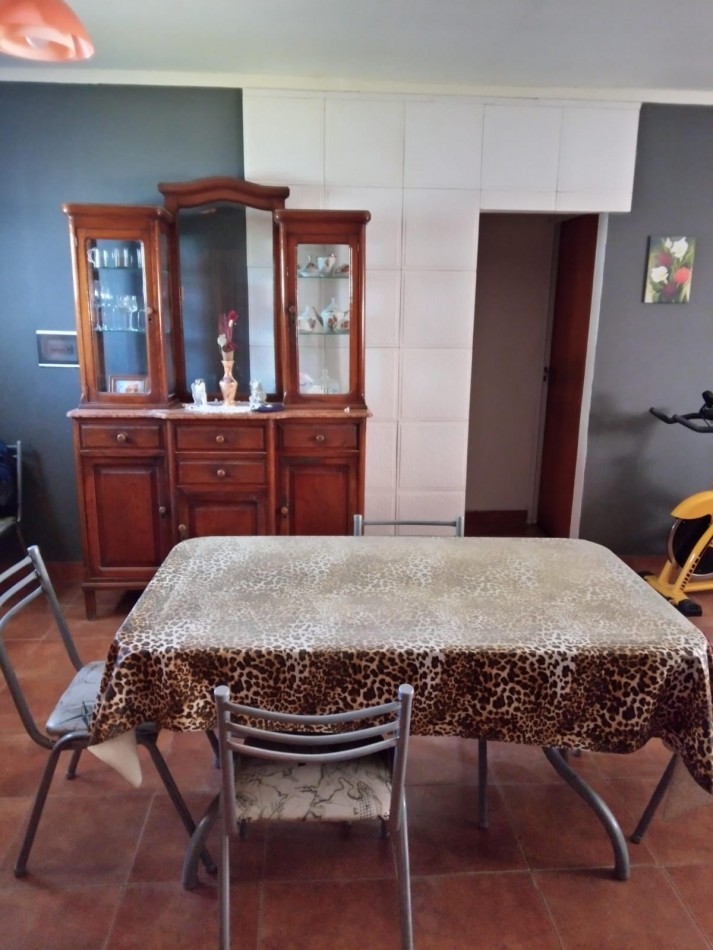 SE VENDE CASA EN ADELINA OESTE DE 2 DORMITORIOS Y COCHERA! 