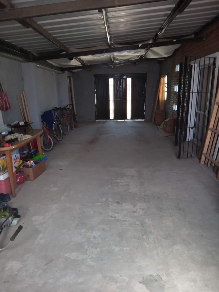 SE VENDE CASA EN ADELINA OESTE DE 2 DORMITORIOS Y COCHERA! 