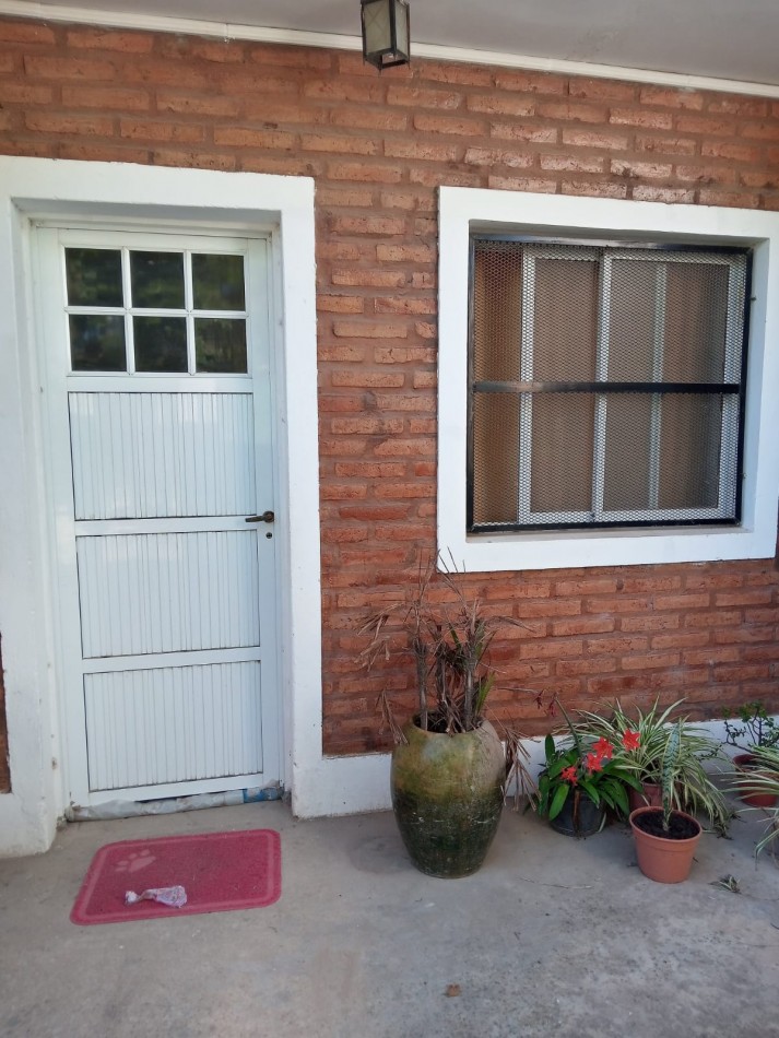 SE VENDE CASA EN ADELINA OESTE DE 2 DORMITORIOS Y COCHERA! 