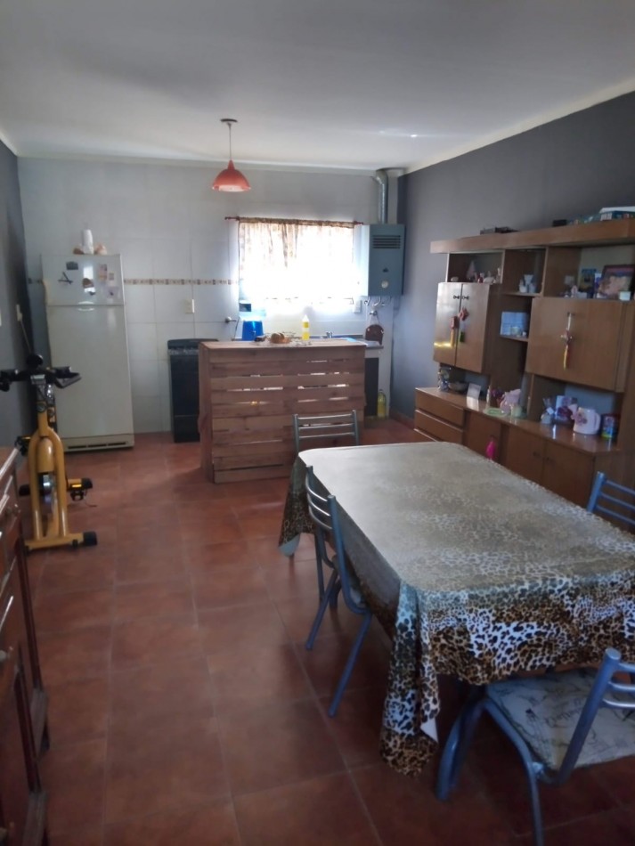 SE VENDE CASA EN ADELINA OESTE DE 2 DORMITORIOS Y COCHERA! 